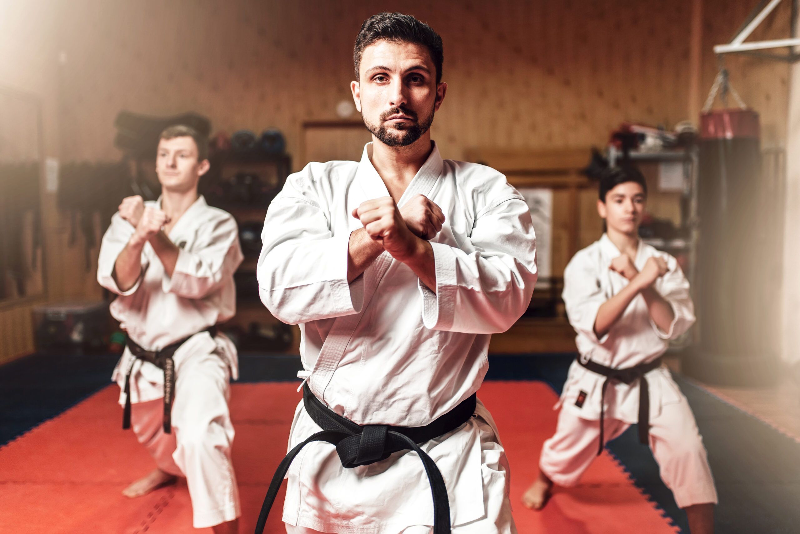 Practicantes entrenando karate en un dojo