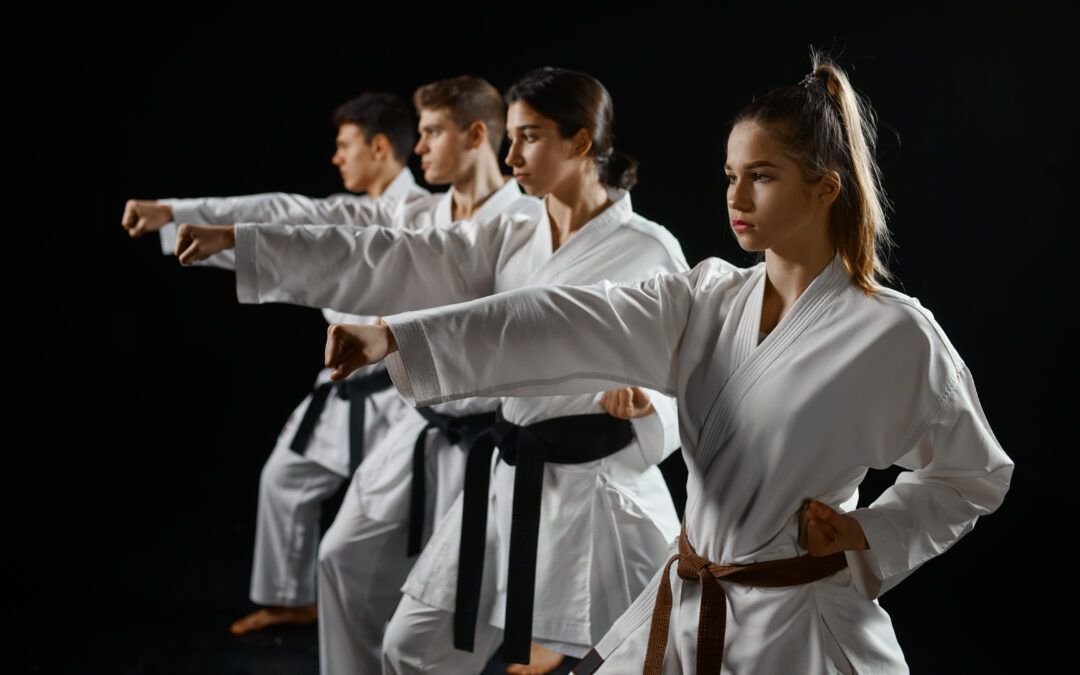 Chicos practicando katas de karate, mostrando pasión por el arte marcial y empoderamiento personal.