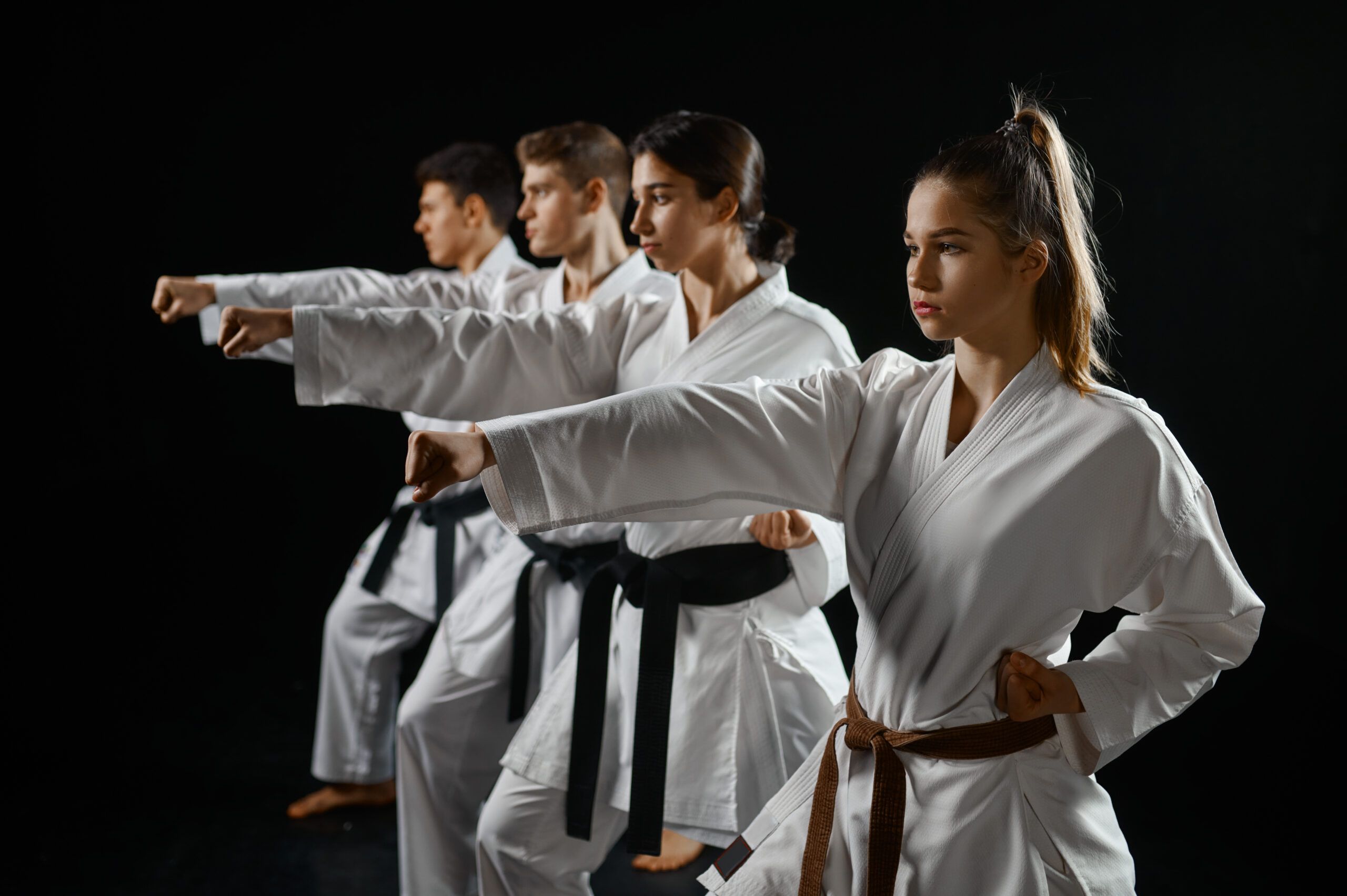Chicos practicando katas de karate, mostrando pasión por el arte marcial y empoderamiento personal.