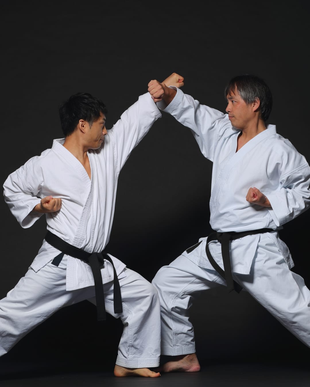 Katas de karate realizados por dos practicantes durante entrenamiento