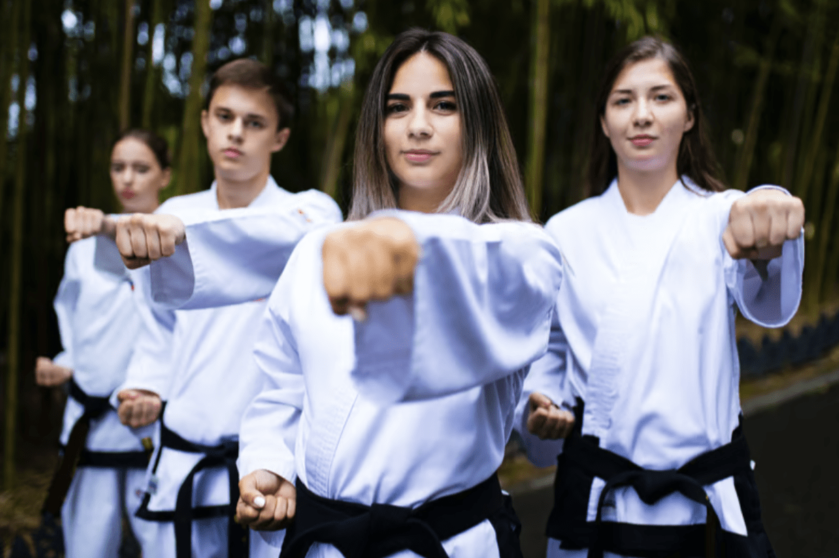 Practicantes de karate entrenando técnicas y fundamentos
