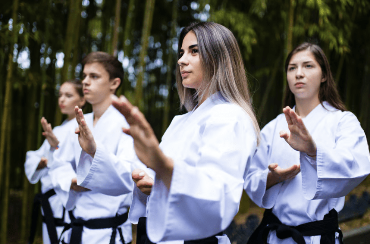 Karateka realizando un kata