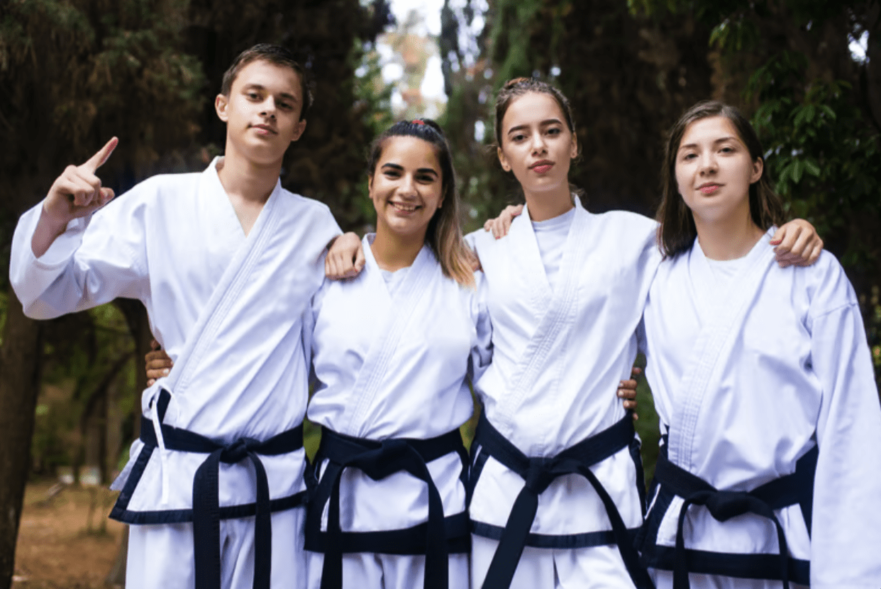 Adultos practicando karate durante un entrenamiento