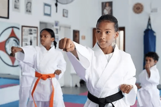 Niños practicando karate durante un entrenamiento