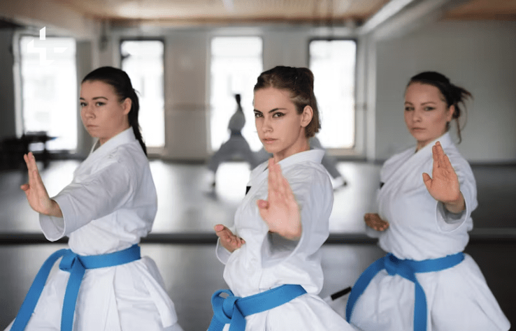 Karatekas participando en una competición
