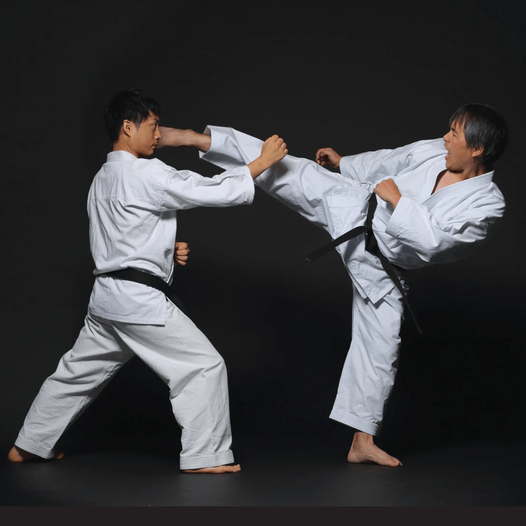Dos karatekas practicando kumite