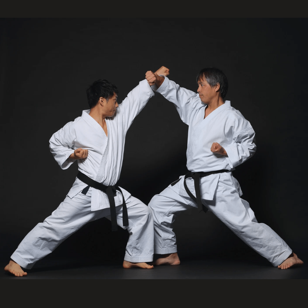 Practicantes realizando kihon de karate